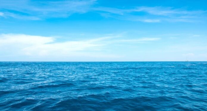 Dlaczego woda w oceanie jest niebieska